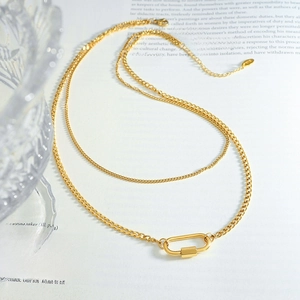 Zweilagige Titanstahl-Halskette mit Karabiner-Oval-Anhänger auf einem Magazin