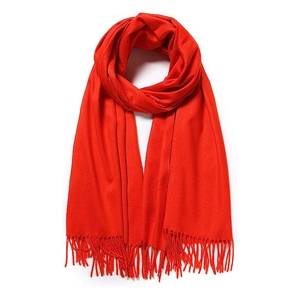 Écharpe rouge vif en imitation cachemire avec franges sur fond blanc pour femme