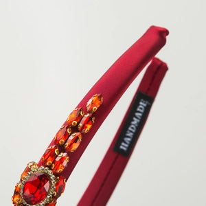 Serre-tête luxueux en satin rouge fait main orné de cristaux étincelants et de strass