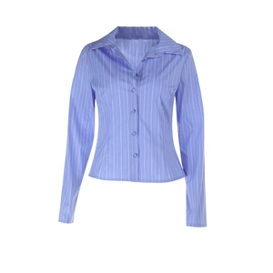 Dettaglio del colletto alla coreana e delle strisce verticali su questa camicia blu