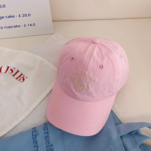 Detail der rosa Baumwollkappe mit who are you Stickerei und tiefem Schirm für Damen