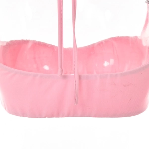 Détail des bretelles en résille rose et du PVC transparent sur l'ensemble deux pièces