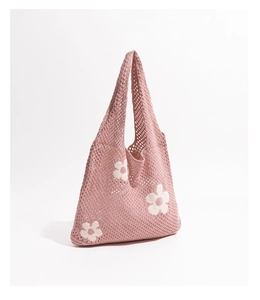 Detailansicht der rosa Häkeltasche mit weißen Blumenmustern und Mesh-Textur-Gewebe