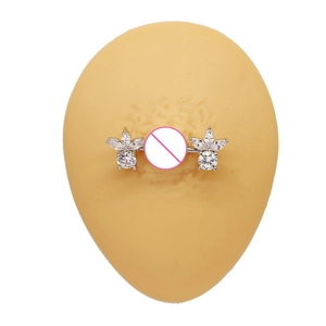 Detailansicht eines blumenförmigen Brustpiercings aus Edelstahl mit funkelnden Zirkoniasteinen