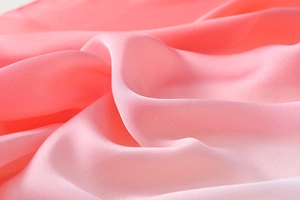 Makroaufnahme von rosa Seidensatin-Stoff mit glatter Textur und weichem Glanz