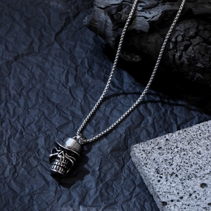 Pendentif crâne gothique avec haut-de-forme sur roche noire, bijoux au style esthétique sombre