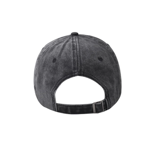 Dettaglio del cappellino da baseball in denim grigio scuro lavato con fibbia in metallo regolabile