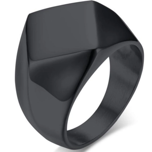 Anello a sigillo geometrico da uomo in acciaio inossidabile nero opaco su sfondo bianco