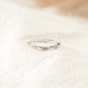 Elegant S925 sterling silver heart ring with sparkling paved diamonds on knit background