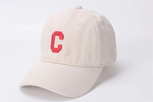 Detail van de crème baseballpet met hoogwaardig rood geborduurd letter C-ontwerp
