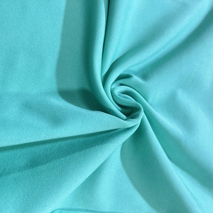 Détail de la texture tricotée élastique vert menthe avec plis drapés élégants