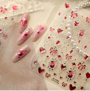 Macro-opname van perzikroze hart- en striknagelstickers aangebracht op elegante lange nagels