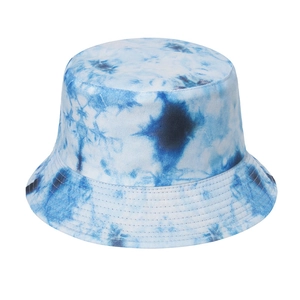 Dettaglio cappello a secchiello tie-dye blu con motivi a nuvola e cuciture in cotone