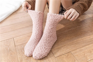 Nahaufnahme der rosa Korallenfleece-Schlafsocken für Damen für winterlichen Komfort