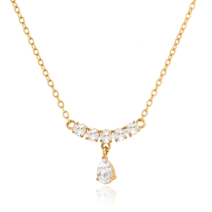 Detail van gouden ketting met gebogen witte zirkoonstenen en een peervormige druppelhanger