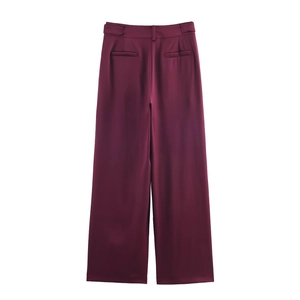 Detail der weinroten Hose mit hoher Taille aus Satin-Stoff mit glattem Faltenwurf