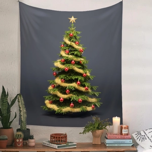 Dettaglio di un arazzo con albero di Natale su una parete bianca in una stanza accogliente