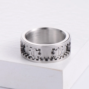 Anello con ingranaggio rotante in stile industriale in acciaio inox argento da uomo