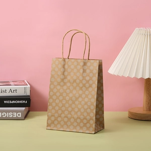 Sac cadeau en papier kraft marron à pois blancs avec des poignées torsadées solides