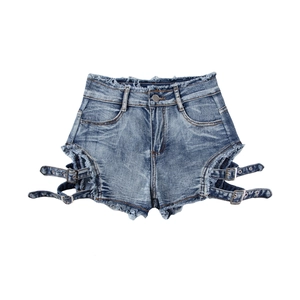 Detalle de pantalones cortos vaqueros de cintura alta con aberturas y hebillas de metal