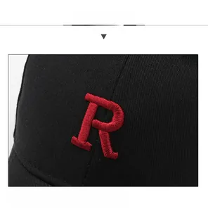 Dettaglio del ricamo 3D rosso della lettera R su un cappellino da baseball nero