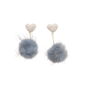 Eleganti orecchini a cuore in tessuto e pompon grigio con aghi in argento