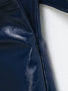 Détail de la fermeture éclair invisible sur jupe en similicuir bleu foncé brillant