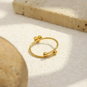 Dettaglio macro dell'anello regolabile placcato oro 18K con cuore su pietra