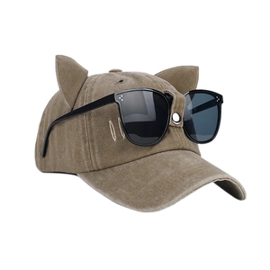 Berretto da baseball marrone con orecchie di gatto e occhiali da pilota inclusi
