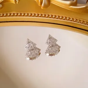 Boucles d'oreilles élégantes en zircon en forme d'éventail sur un miroir de style vintage