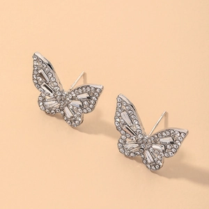 Détail de boucles d'oreilles papillon en argent S925 serties de zircons cubiques brillants