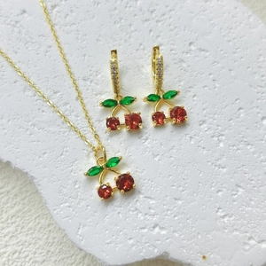 Elegantes Set aus goldener Kirsch-Halskette und Ohrringen mit roten und grünen Steinen