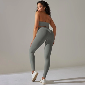 Detailaufnahme des grauen, gerippten, nahtlosen Yoga-Sets aus Leggings und Sport-BH