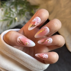 Rosa Ombré Mandel-Kunstnägel mit 3D-Schmetterling, Blumenmustern und Goldfolien-Akzenten