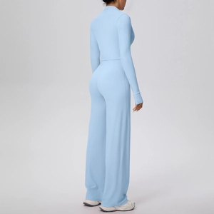 Détail d'un ensemble de sport bleu clair côtelé avec pantalon large et veste zippée courte