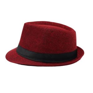 Detailansicht des weinroten Trilby-Hutes mit dunkler Webstruktur und schwarzem Satinband