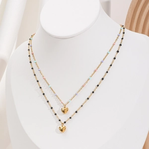Collier double couche doré avec perles colorées et pendentifs cœurs 3D sur mannequin