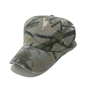 Vue détaillée du chapeau de pêche camouflage avec œillets d'aération et visière surpiquée