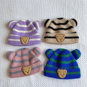Détails de bonnets en tricot rayés pour bébé avec écusson ours en plusieurs coloris doux