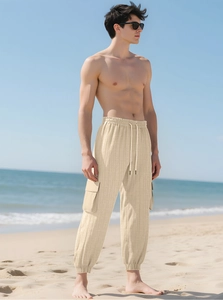 Gros plan sur le pantalon cargo beige gaufré pour homme avec cordon de serrage