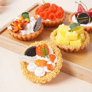 Realistische kunstmatige fruittaartjes op houten dienblad voor dessert decoratie