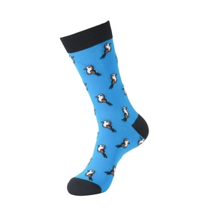 Détail de chaussettes bleues à motifs oiseaux pixelisés avec talons et pointes noirs contrastés