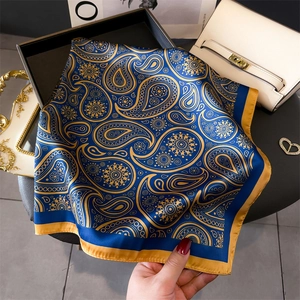 Foulard en soie bleu foncé et or à motif cachemire avec emballage de luxe chic
