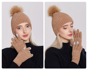 Detailansicht der kamelfarbenen Chenille-Mütze mit Pompon und Touchscreen-Handschuhen