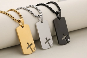 Vue détaillée des pendentifs militaires croix en or, argent et noir avec découpe laser