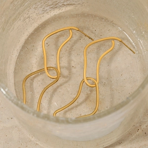 Minimalist gold geometric curve earrings with interlocking links on textured base