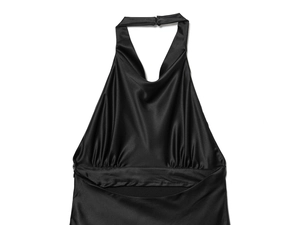Détail de la robe licou en satin de soie noir avec plissés élégants et finition brillante
