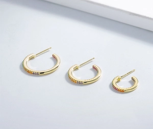 Detailed comparison of three sizes of rainbow zircon C-shaped 925 silver hoop earrings