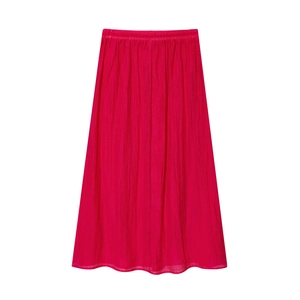 Jupe midi rouge à fleurs posée à plat avec une texture de tissu légère sur fond blanc