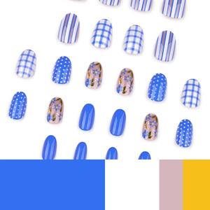 Faux ongles ronds courts à carreaux bleu et blanc avec motifs abeille et fleurs